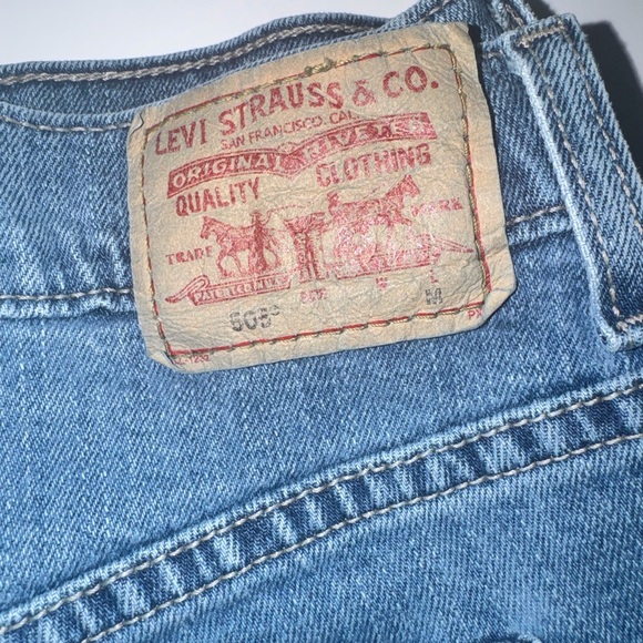 Levi's Classic Blue Jeans with Signature Patch - Picture 2 of 4